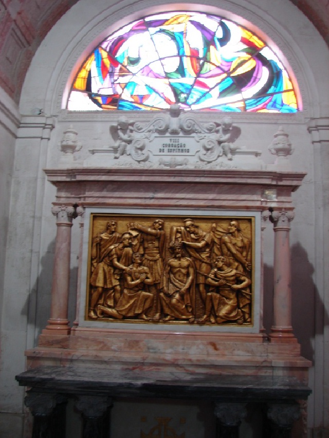 2008/03(March)/AroundTheWorld/Lisbon/640x480_Inside the church has gold reliefs with the life events for Jesus.jpg